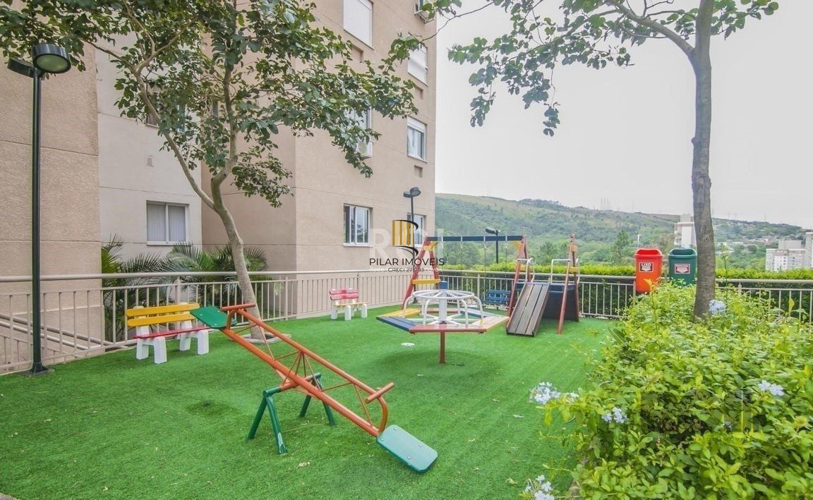 Apartamento de três dormitórios, suíte e uma vaga de garagem no bairro Jardim Carvalho em Porto Alegre.