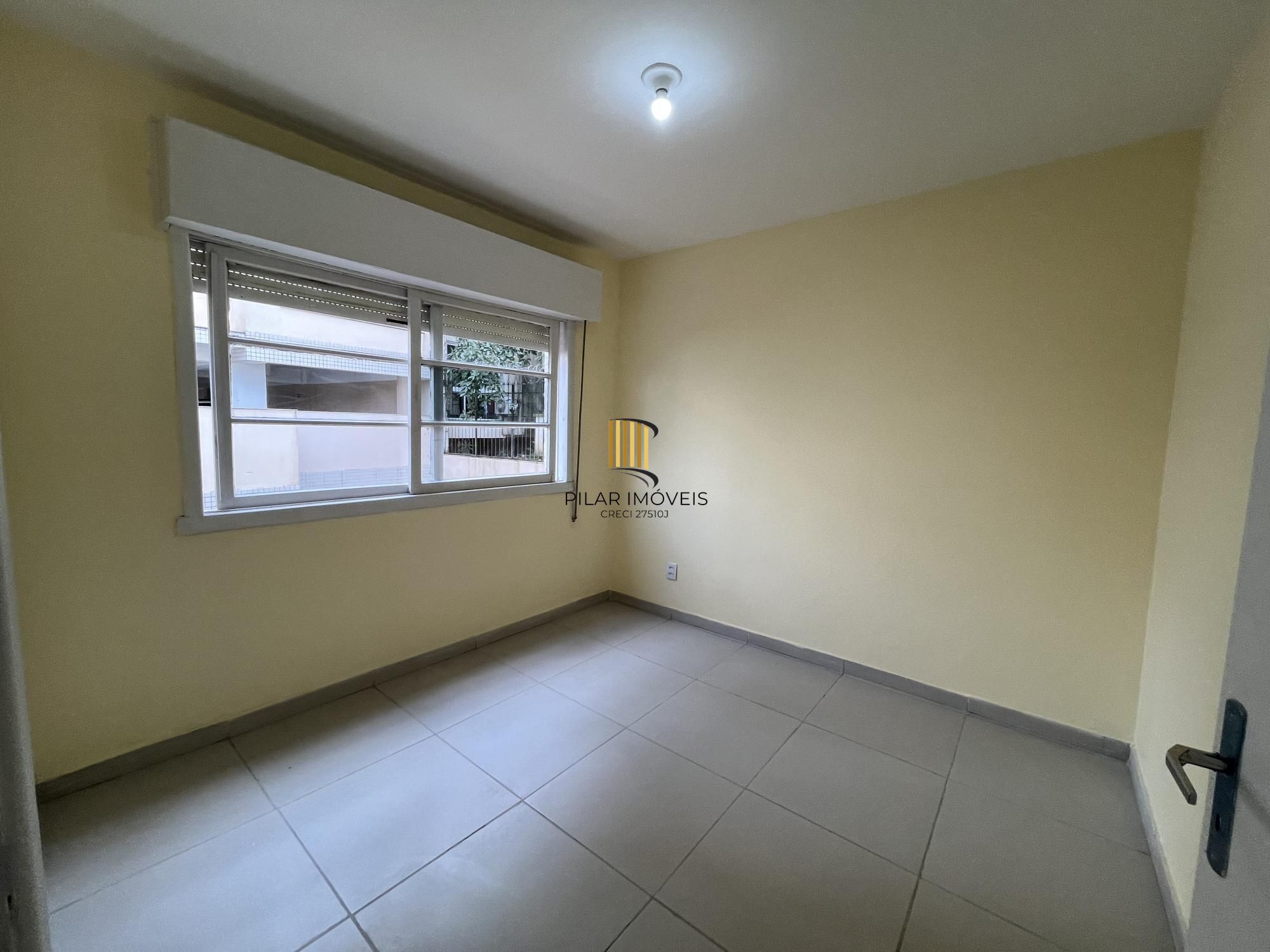 Apartamento reformado de dois quartos no bairro Petrópolis em Porto Alegre