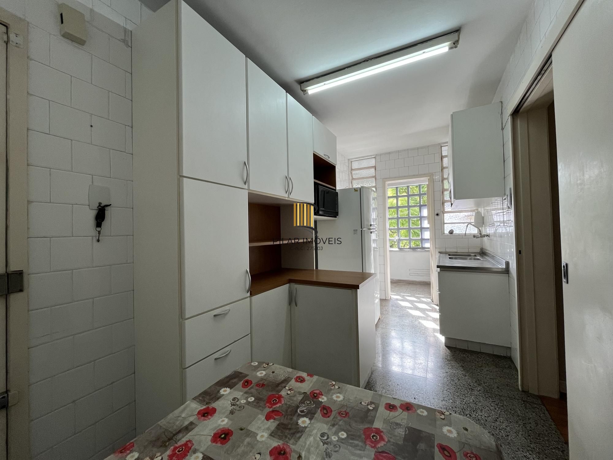 Apartamento de dois quartos e uma vaga de garagem no bairro Auxiliadora em POA