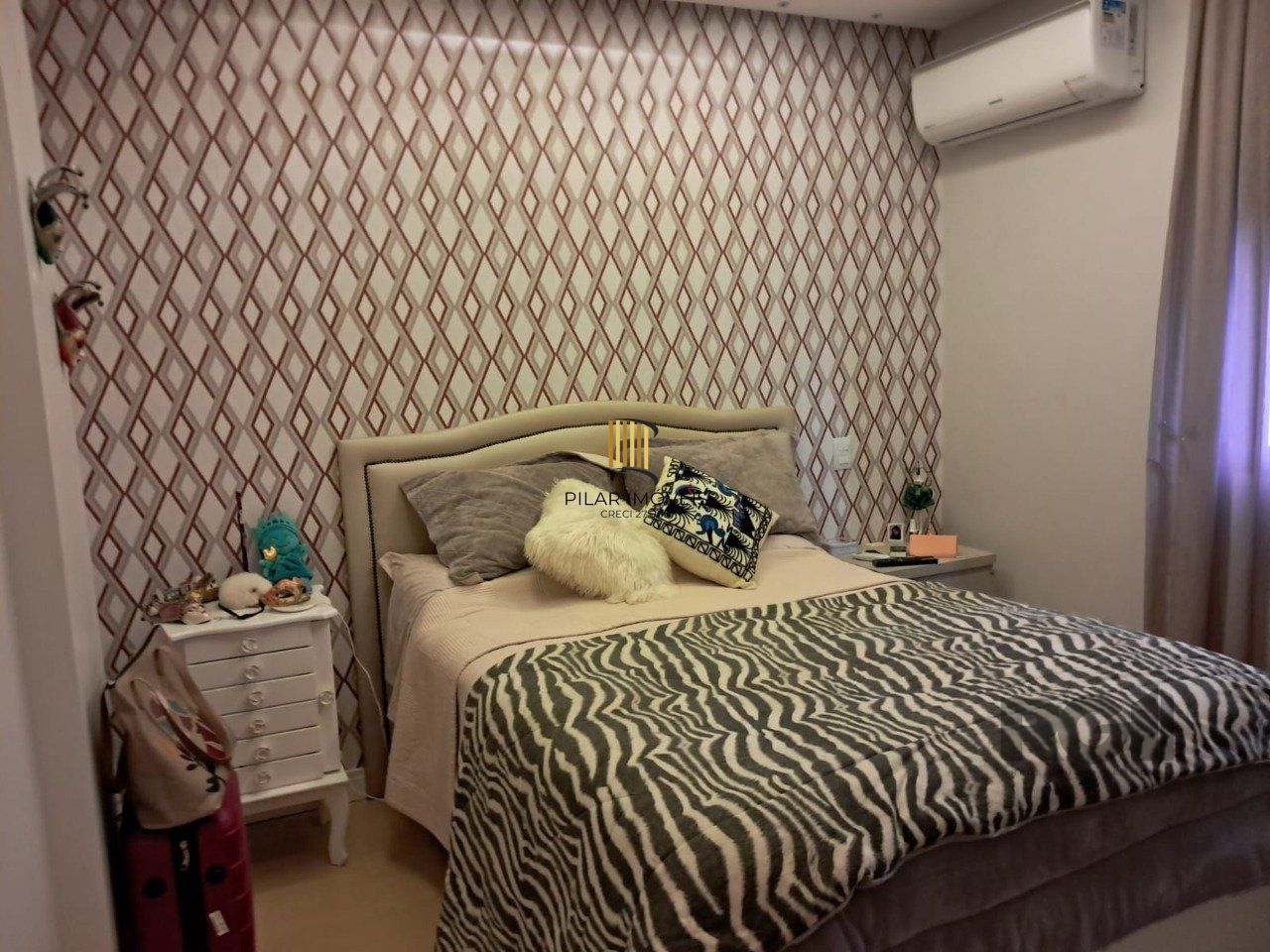 Apartamento de dois quartos, suíte e uma vaga de garagem no bairro Santana em Porto Alegre.