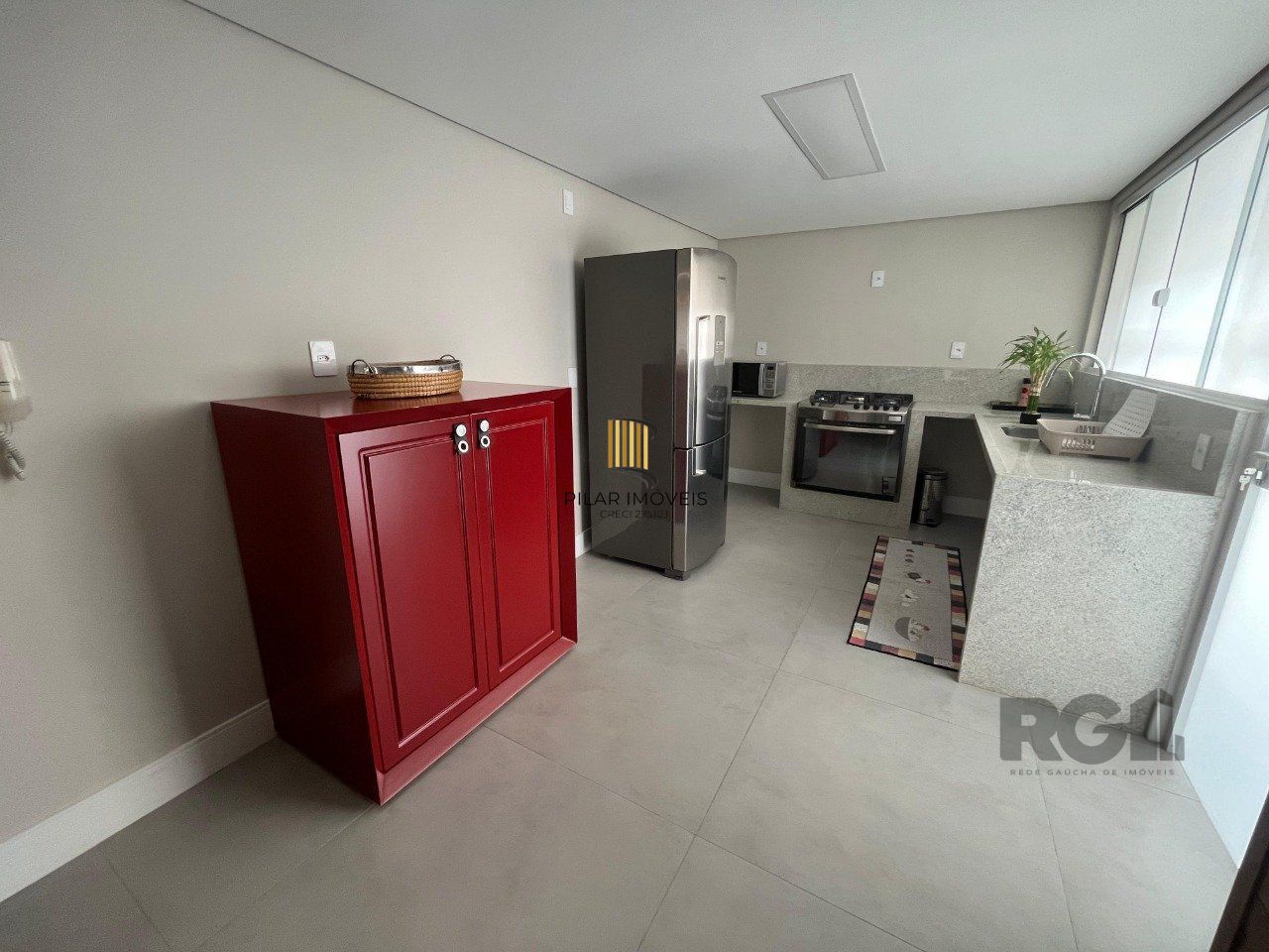Apartamento de três quartos, suíte e uma vaga de garagem no bairro Independência em Porto Alegre.