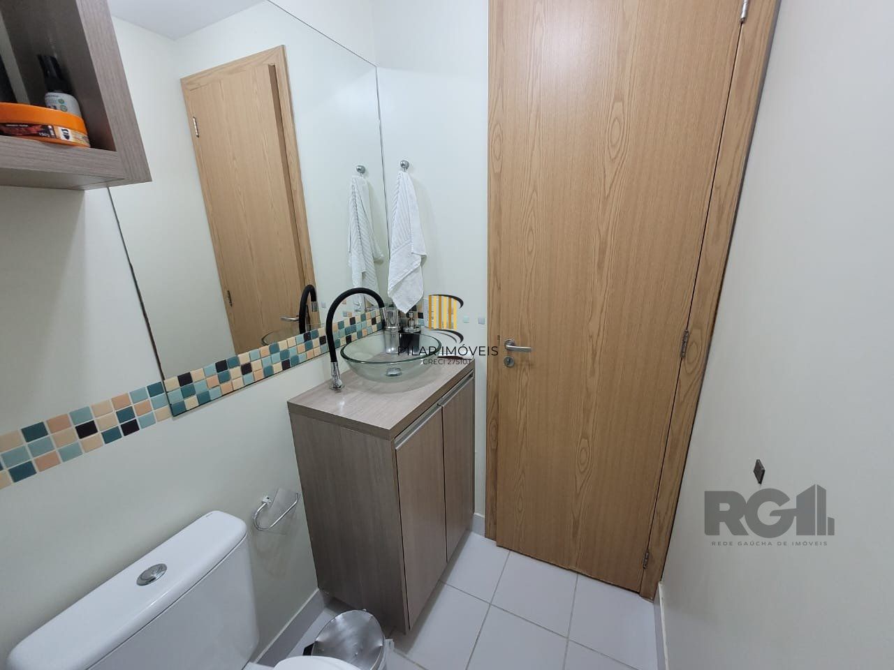 Apartamento de três dormitórios, suíte e uma vaga de garagem no bairro Jardim Carvalho em Porto Alegre.