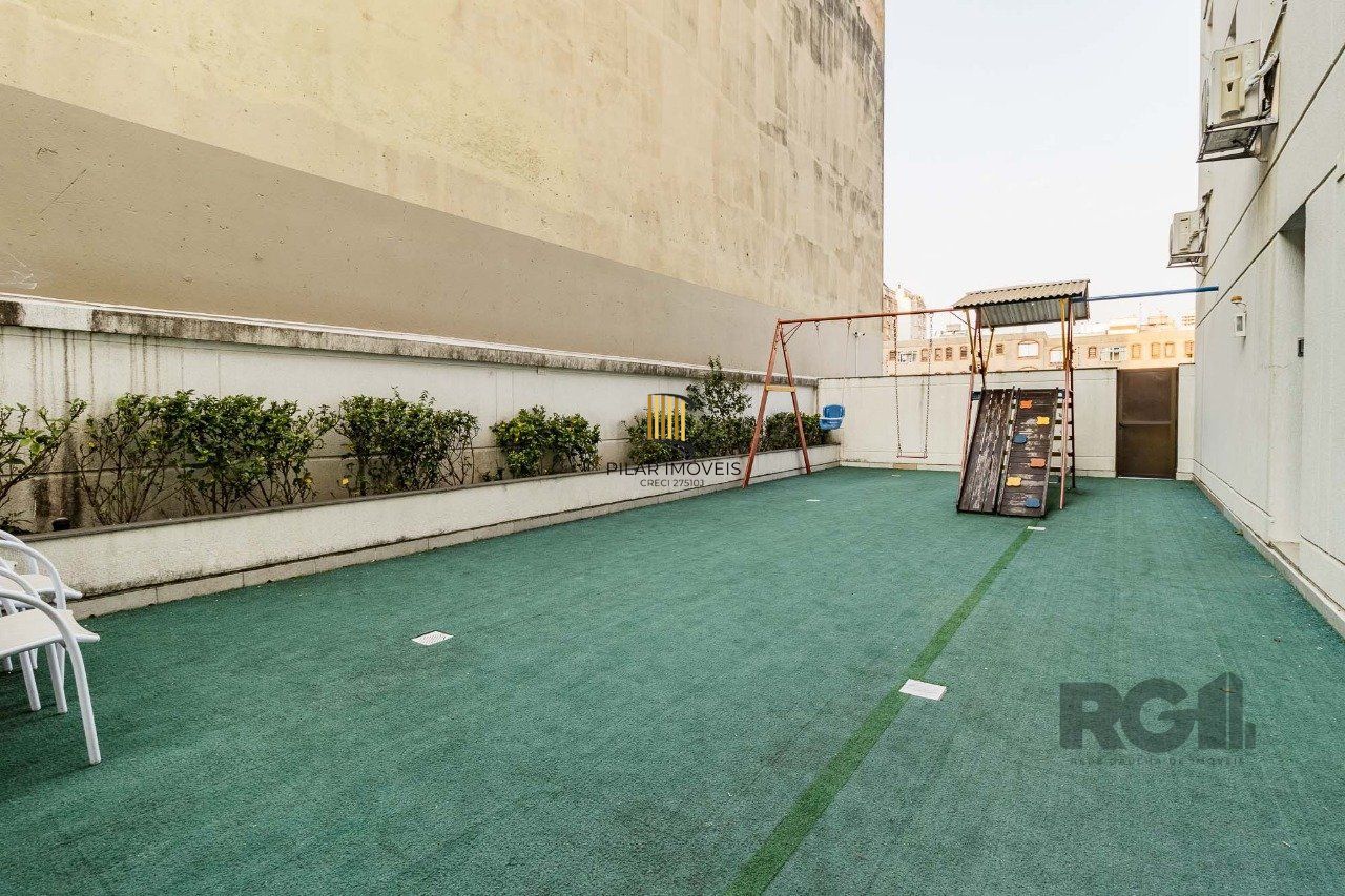 Apartamento de três quartos, suíte e duas vagas de garagem no bairro Rio Branco em Porto Alegre.