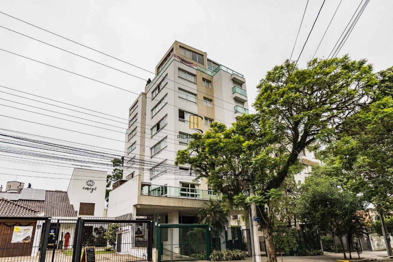 Cobertura de um dormitório, suíte e duas vagas de garagem no bairro Higienópolis em Porto Alegre.