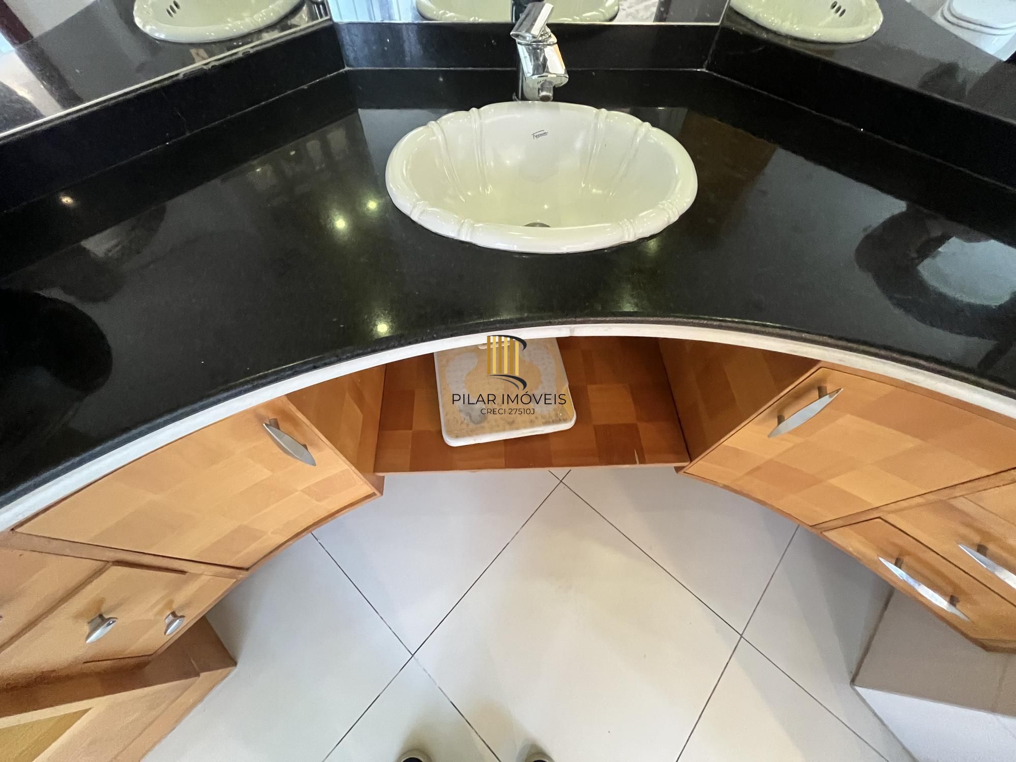 Apartamento de 4 quartos, suíte, amplo closet, dependência e 2 vagas de garagem