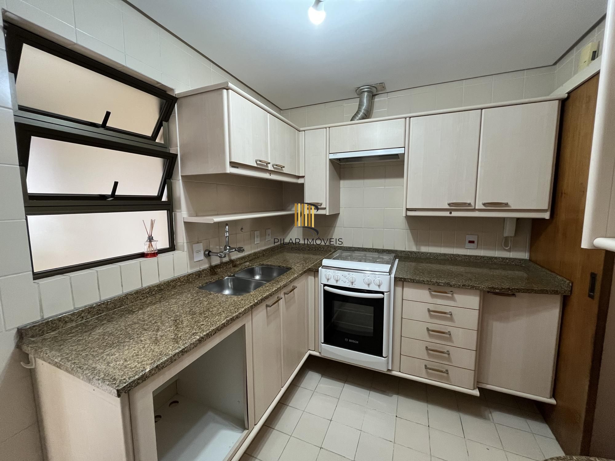 Apartamento de 3 quartos, suíte e 2 vagas de garagem no Bairro Menino Deus POA