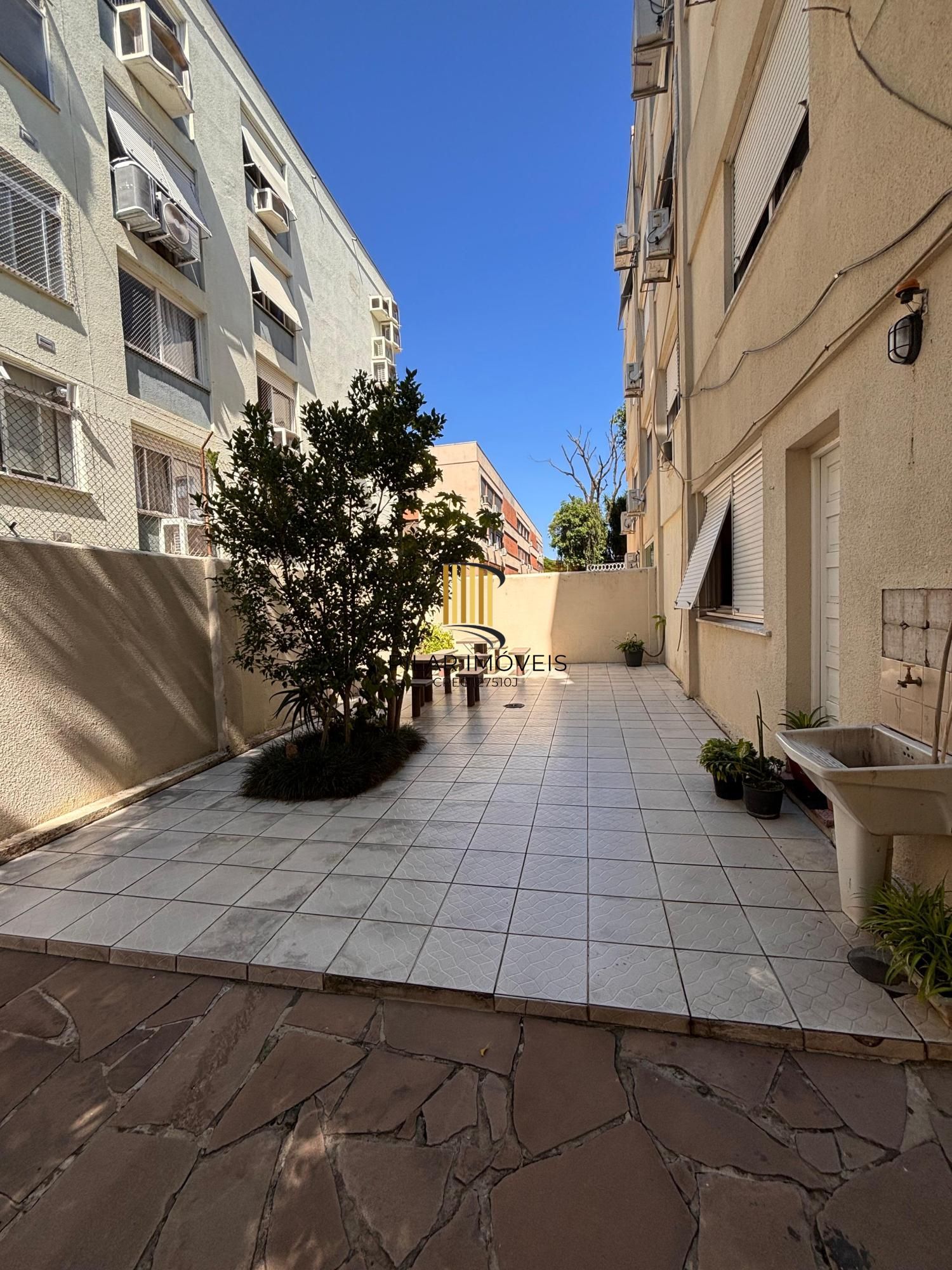 Apartamento de 2 quartos e 1 vaga de garagem bairro Santa Cecília Porto Alegre