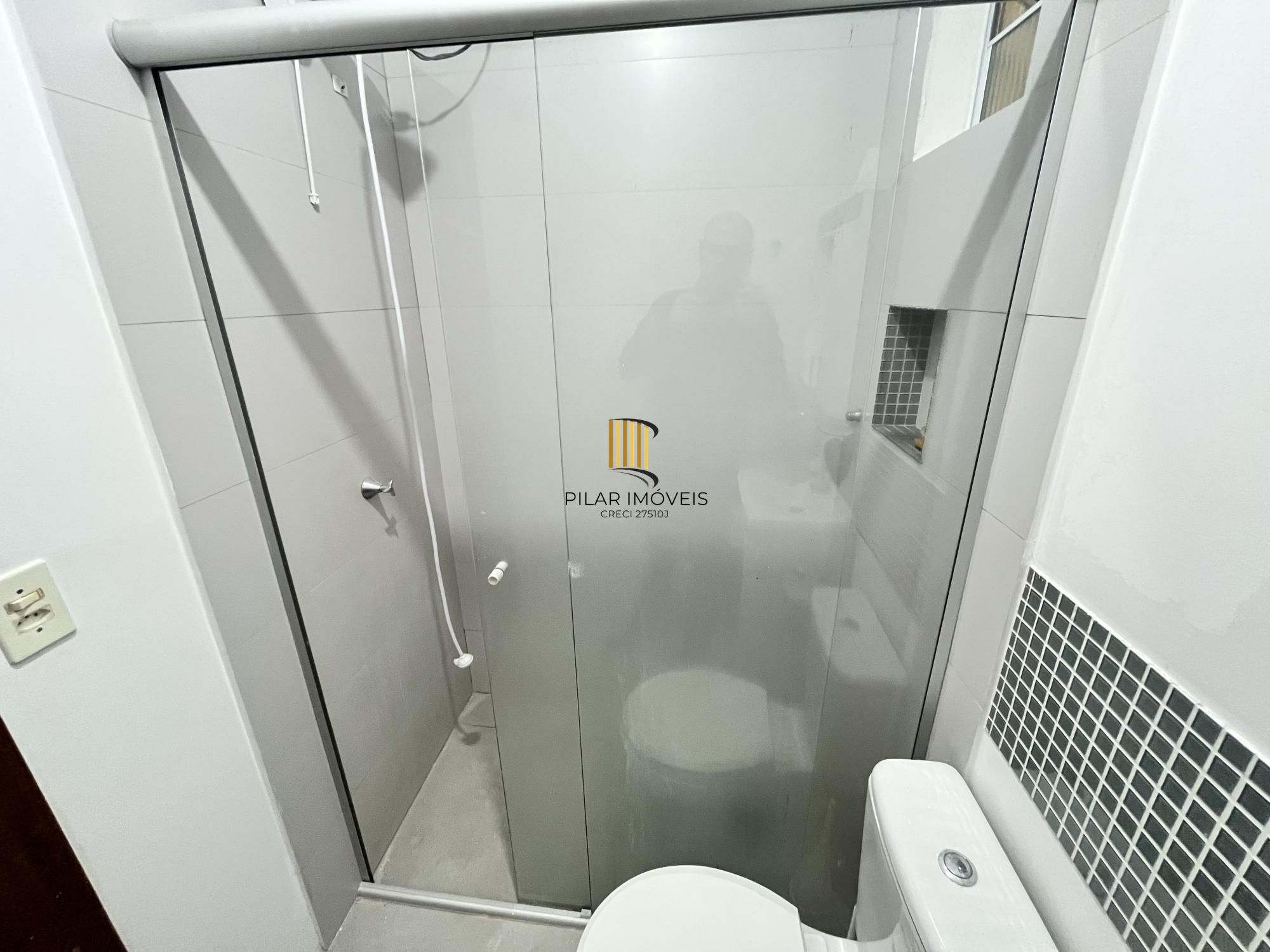 Apartamento desocupado de 1 dormitório, no bairro Azenha em Porto Alegre