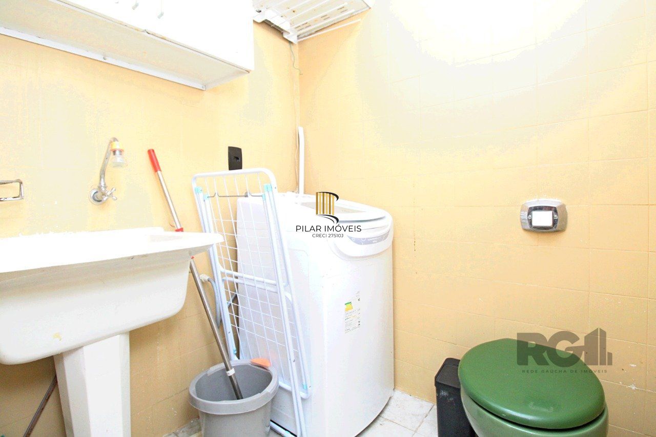 Vende Apartamento de cobertura duplex de 2 dormitórios com garagem escriturada e semi-mobiliado, no bairro Cidade Baixa.