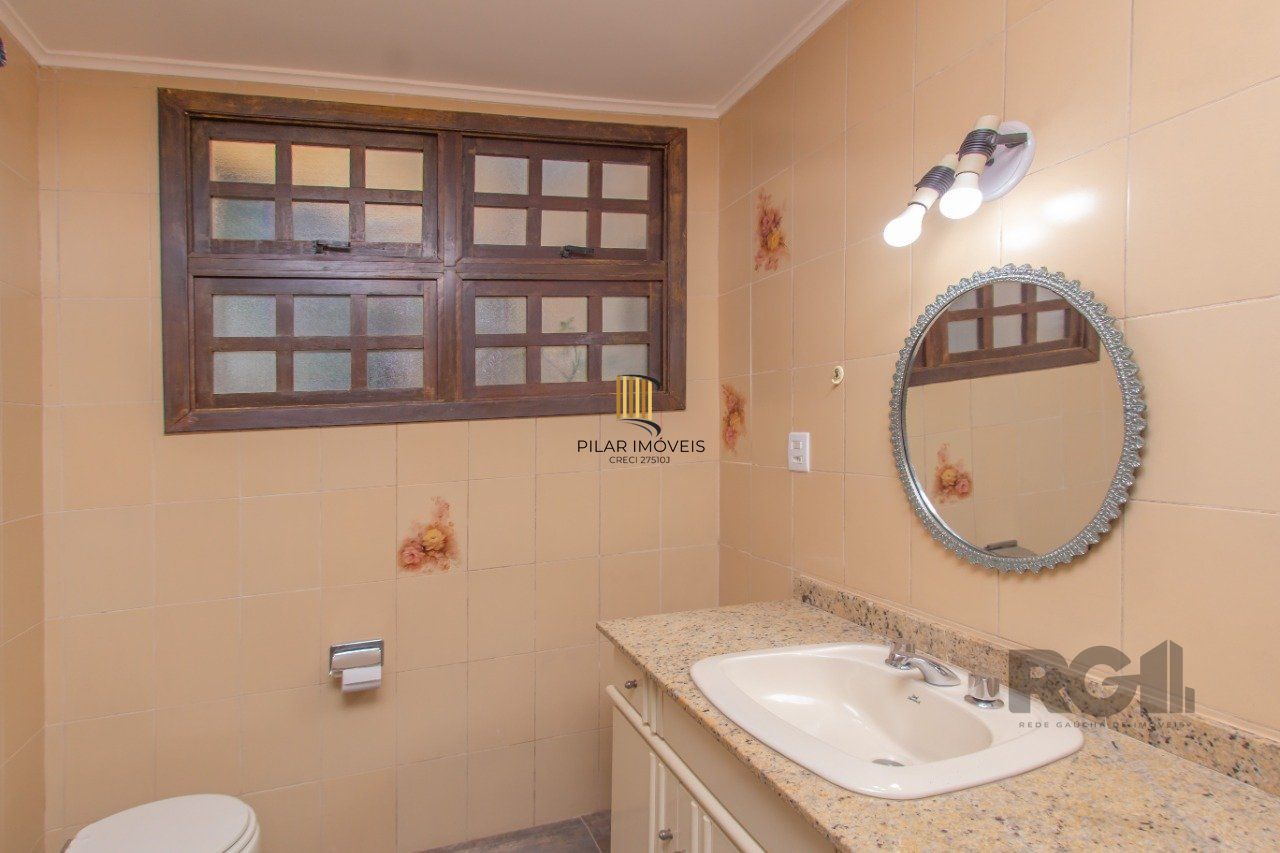 Casa de três quartos, suíte e Três vagas de garagem no bairro São João em POA/RS