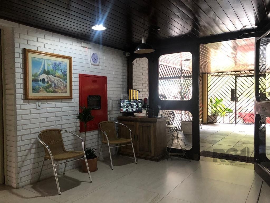 Vende Apartamento de cobertura duplex de 2 dormitórios com garagem escriturada e semi-mobiliado, no bairro Cidade Baixa.