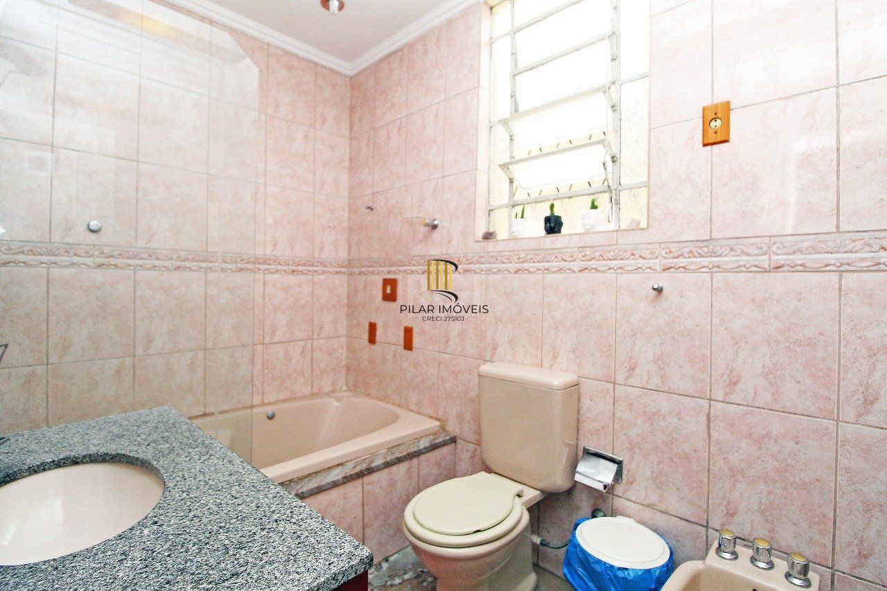 Casa para Venda - 464.5m², 3 dormitórios, sendo 1 suites, 3 vagas - Petrópolis