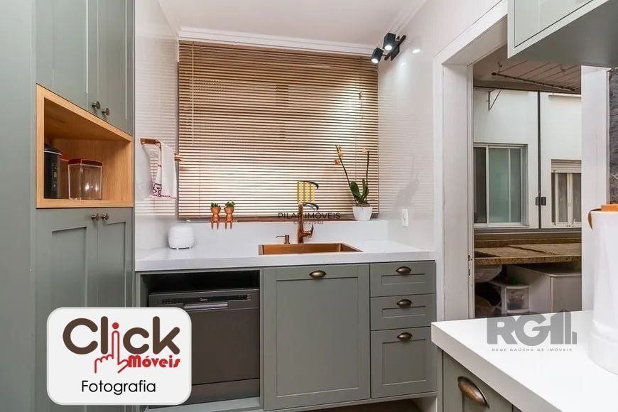 Apartamento 4 dormitórios, sendo 1 suíte, 193 m² de área privativa e 2 vaga(s) de garagem. Localizado na Rua/Av. Carlos Gomes, no bairro Auxiliadora em Porto Alegre.