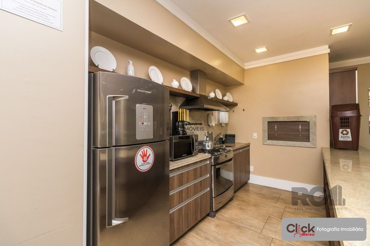 Vende apartamento de 3 quartos, sendo 1 suíte, mobiliado, 1 vaga coberta e escriturada, no Jardim Lindóia - Porto Alegre