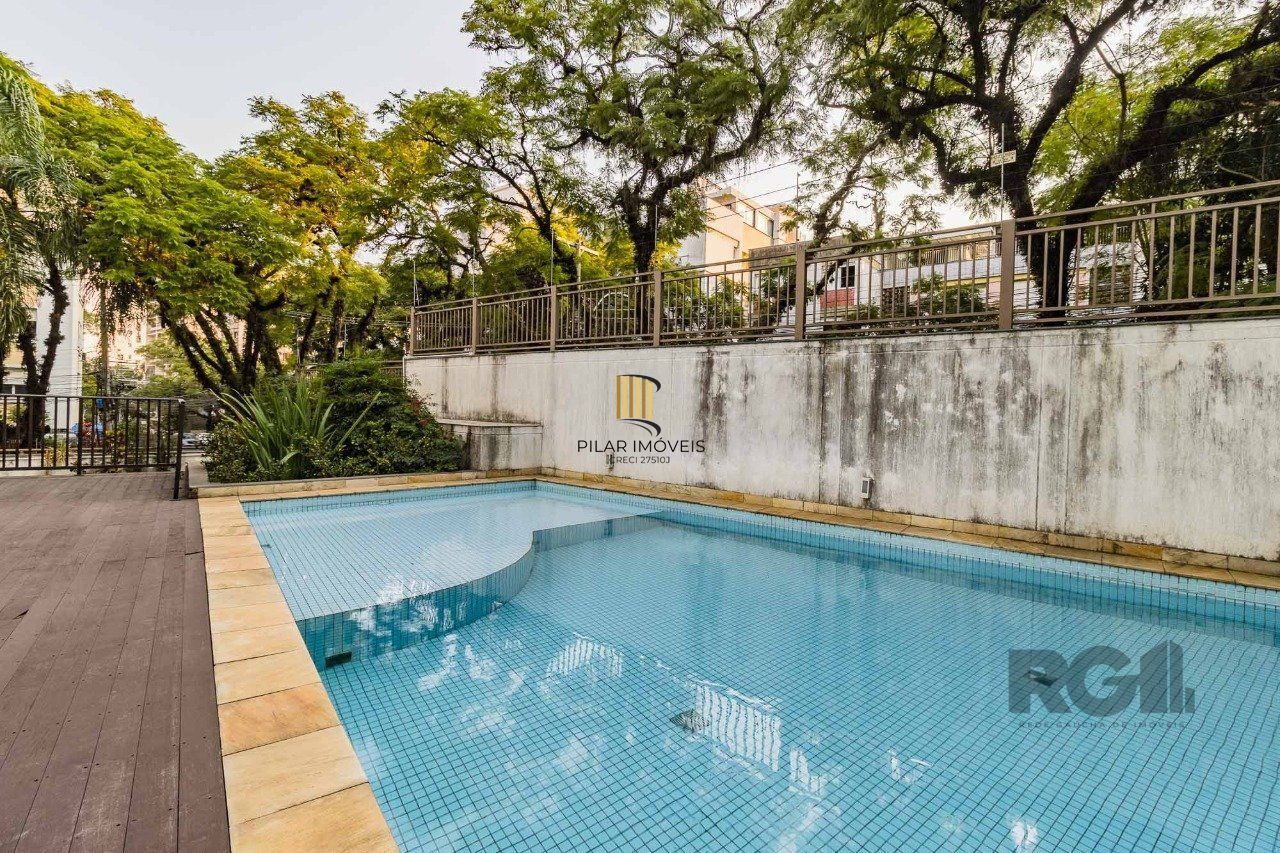 Apartamento de três quartos, suíte e duas vagas de garagem no bairro Rio Branco em Porto Alegre.
