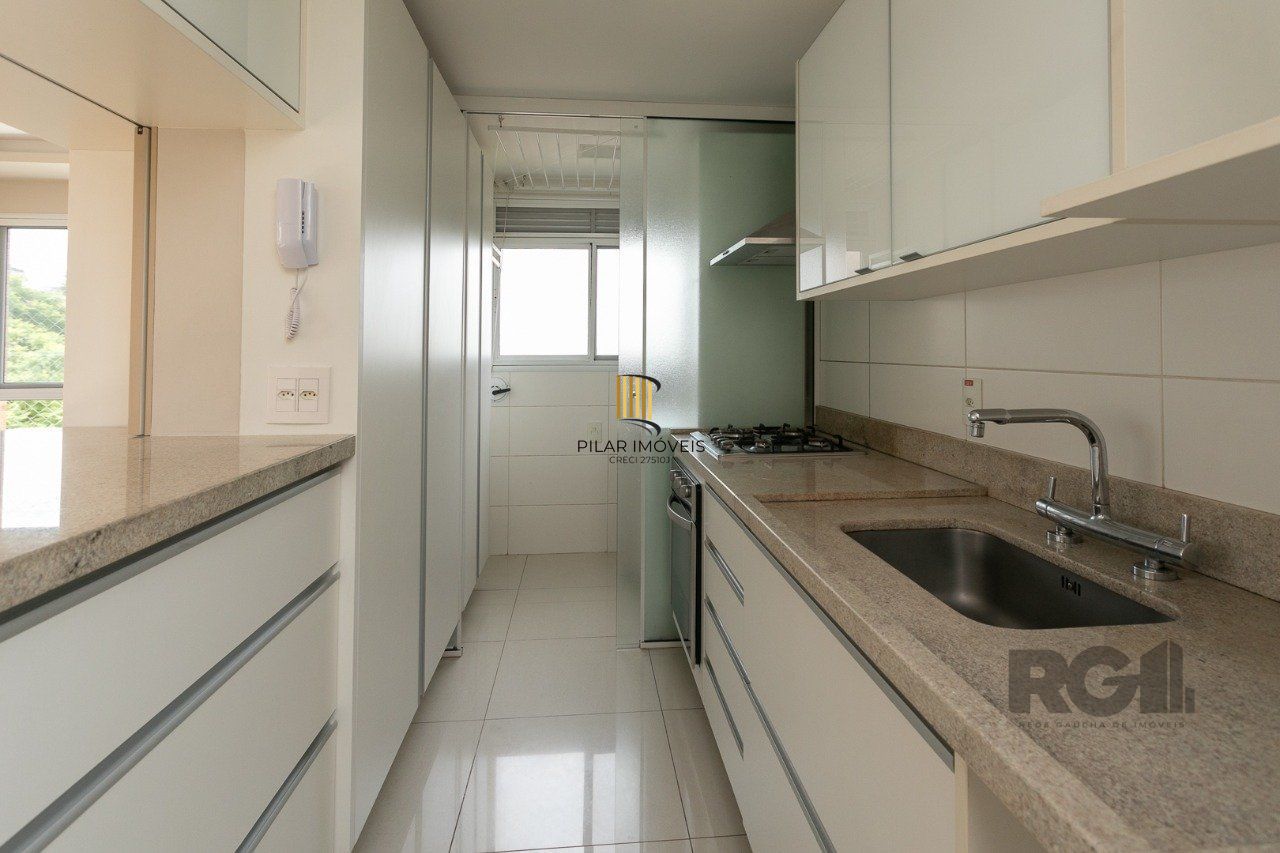 Apartamento semimobiliado e decorado no bairro Auxiliadora, com 91 m²