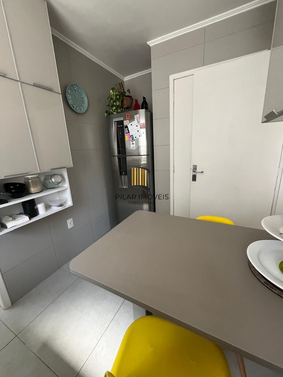 Apartamento de 2 quartos, 2 banheiros e 1 vaga de garagem no bairro Santana POA