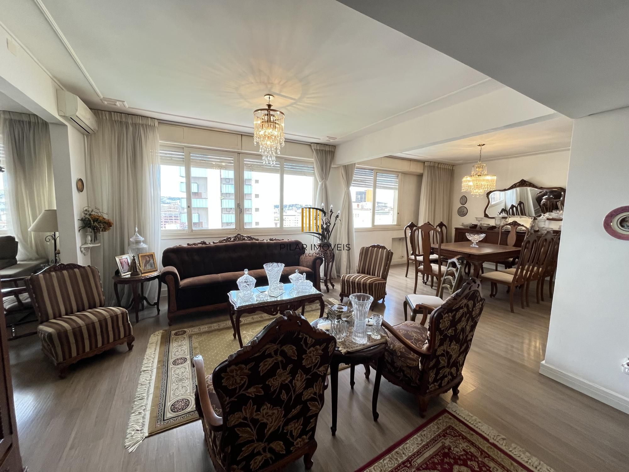 3 quartos, gabinete ou 4º quartos e 1 vaga de garagem junto ao Moinhos de Vento