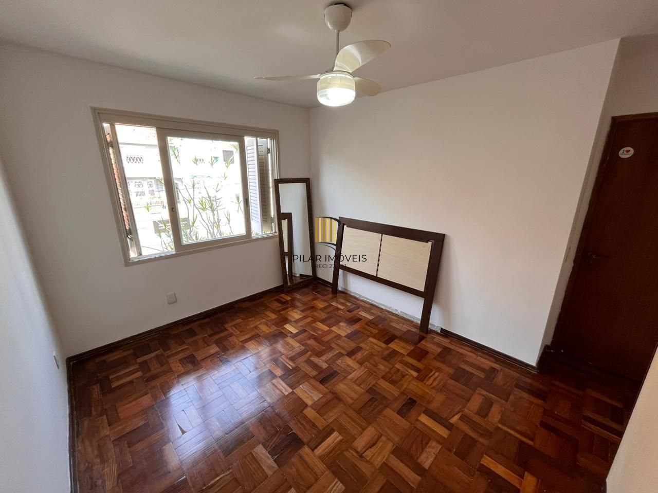 Apartamento de dois quartos e uma vaga de garagem no bairro Petrópolis em POA/RS