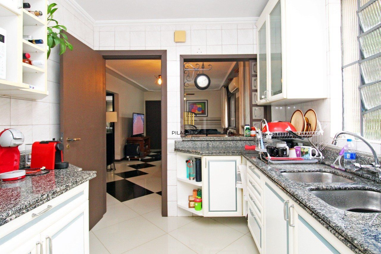 Casa para Venda - 464.5m², 3 dormitórios, sendo 1 suites, 3 vagas - Petrópolis