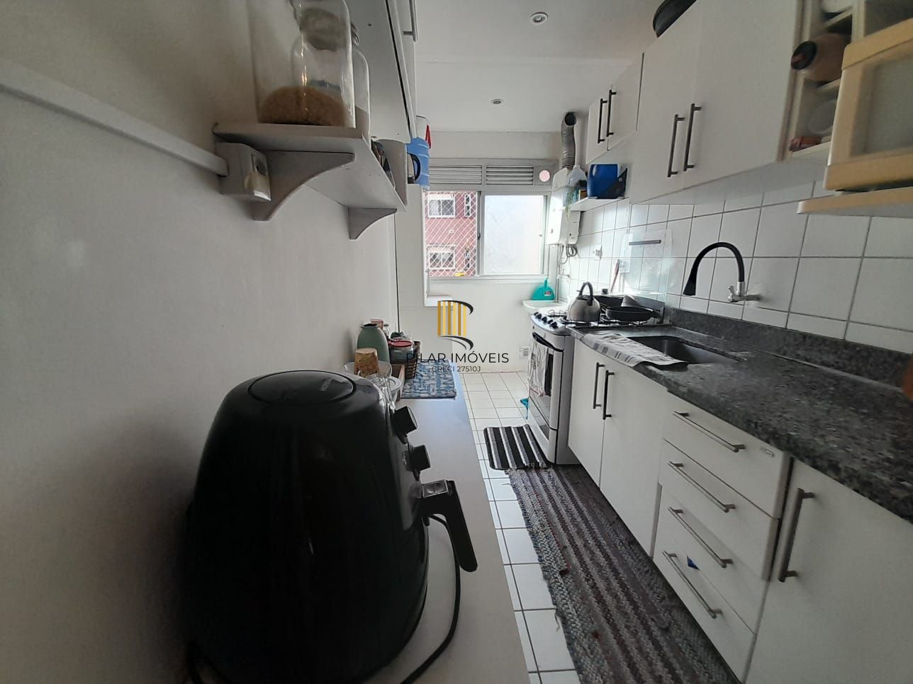Apartamento de dois quartos e uma vaga de garagem em condomínio com infraestrutura de lazer e segurança.