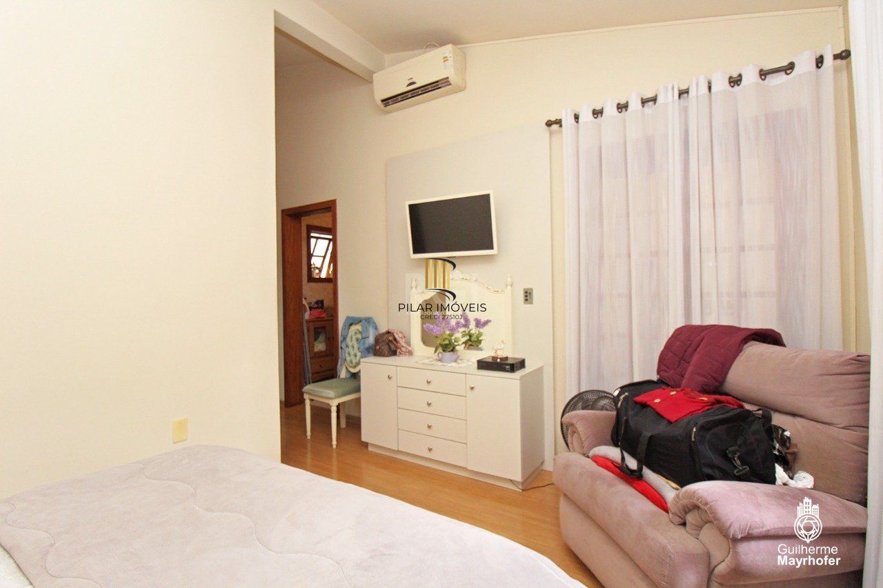 Casa para Venda - 347m², 5 dormitórios, sendo 2 suites, 3 vagas - São João