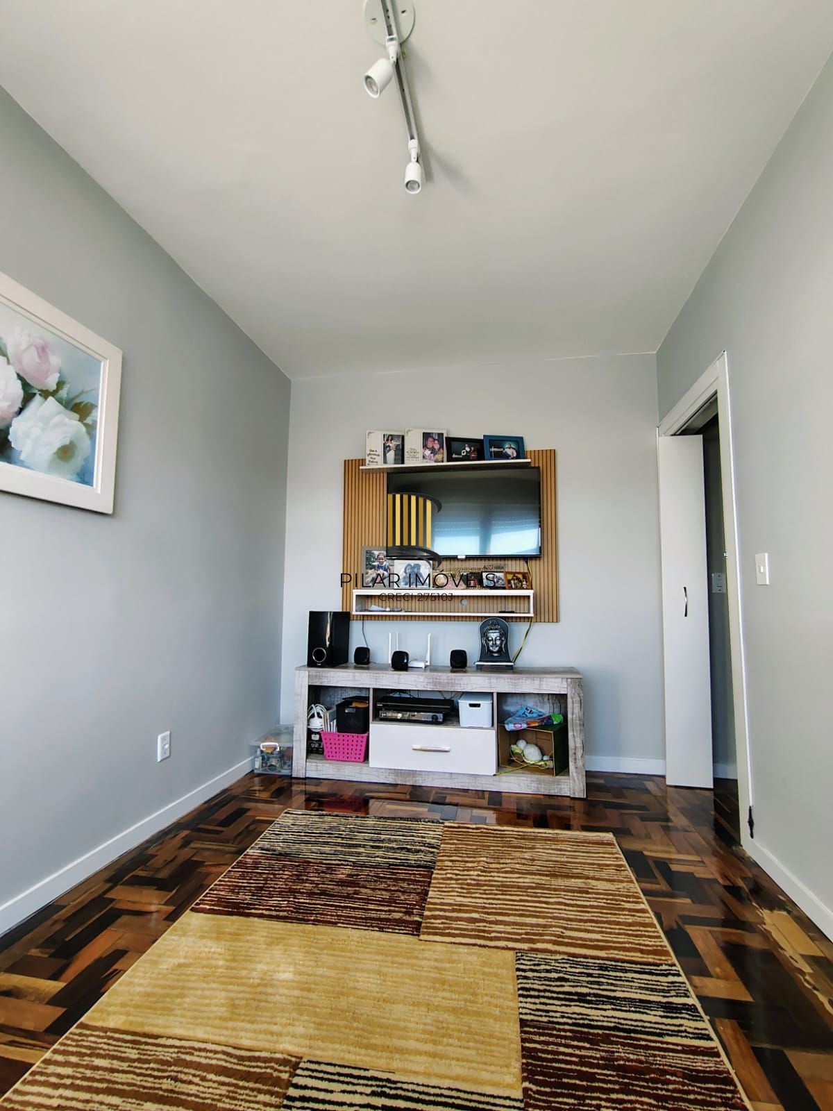Apartamento de três quartos e uma vaga de garagem rotativa