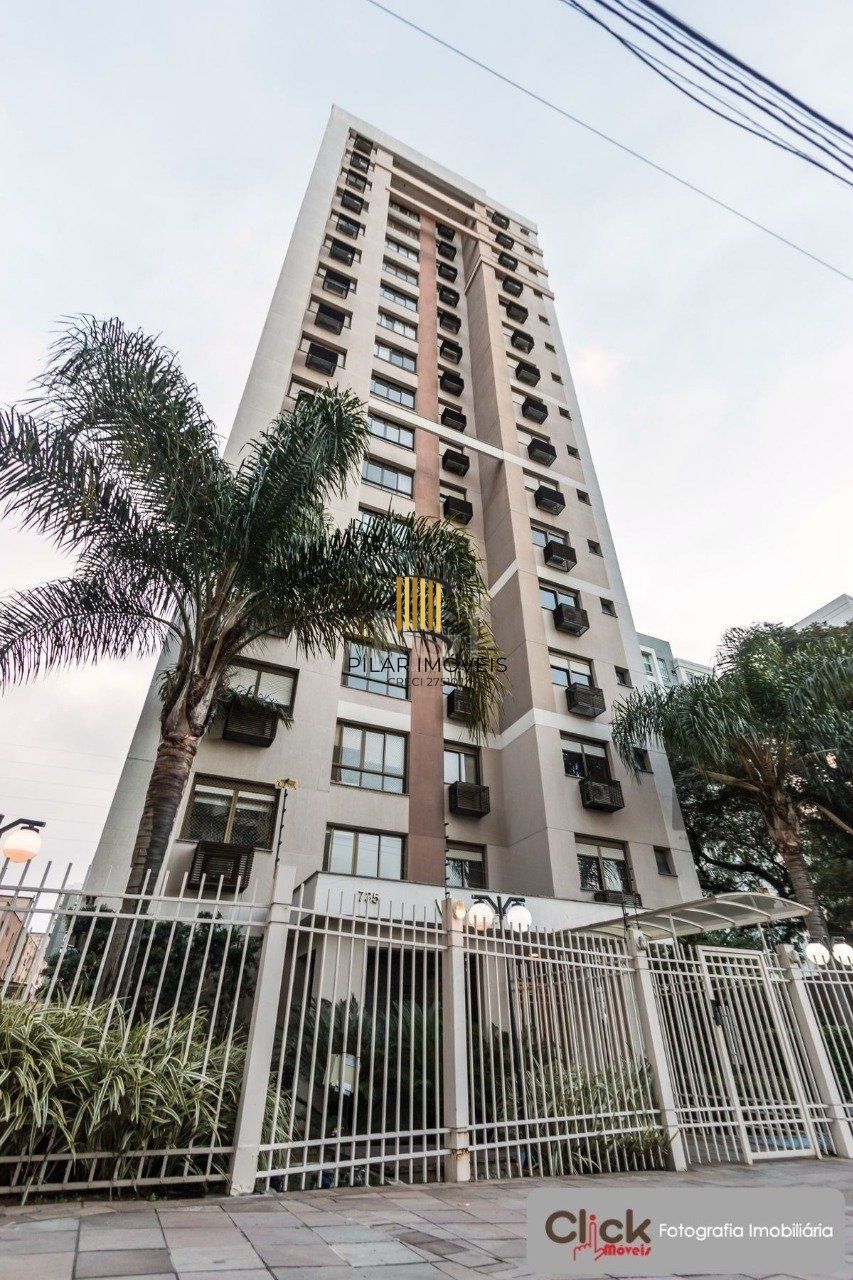 Vende apartamento desocupado, andar alto, mobiliado, living de dois ambientes, no Passo da Areia - Porto Alegre - Pilar Imóveis