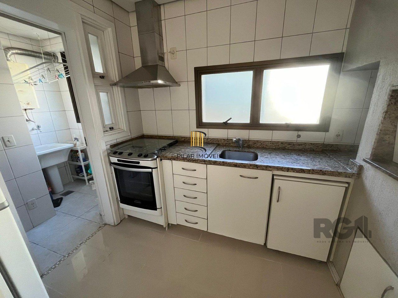 Apartamento de três quartos, suíte, churrasqueira e duas vagas de garagem (box duplo) no bairro Auxiliadora em Porto Alegre.
