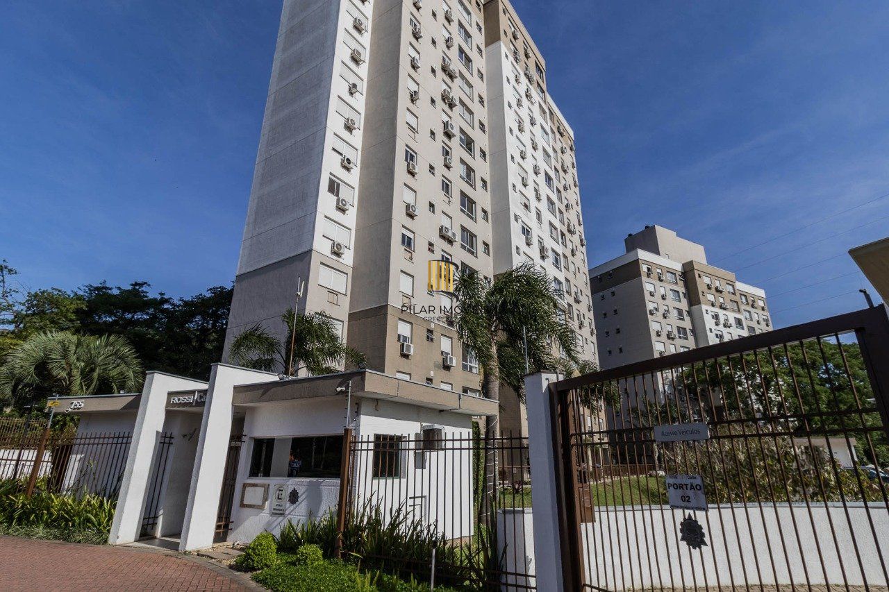   Excelente apartamento semi mobiliado de 3 quartos (dormitórios) transformados em 2 quartos, suíte, churrasqueira e 2 vagas de garagem no bairro Jardim Carvalho em Porto Alegre. - Pilar Imóveis