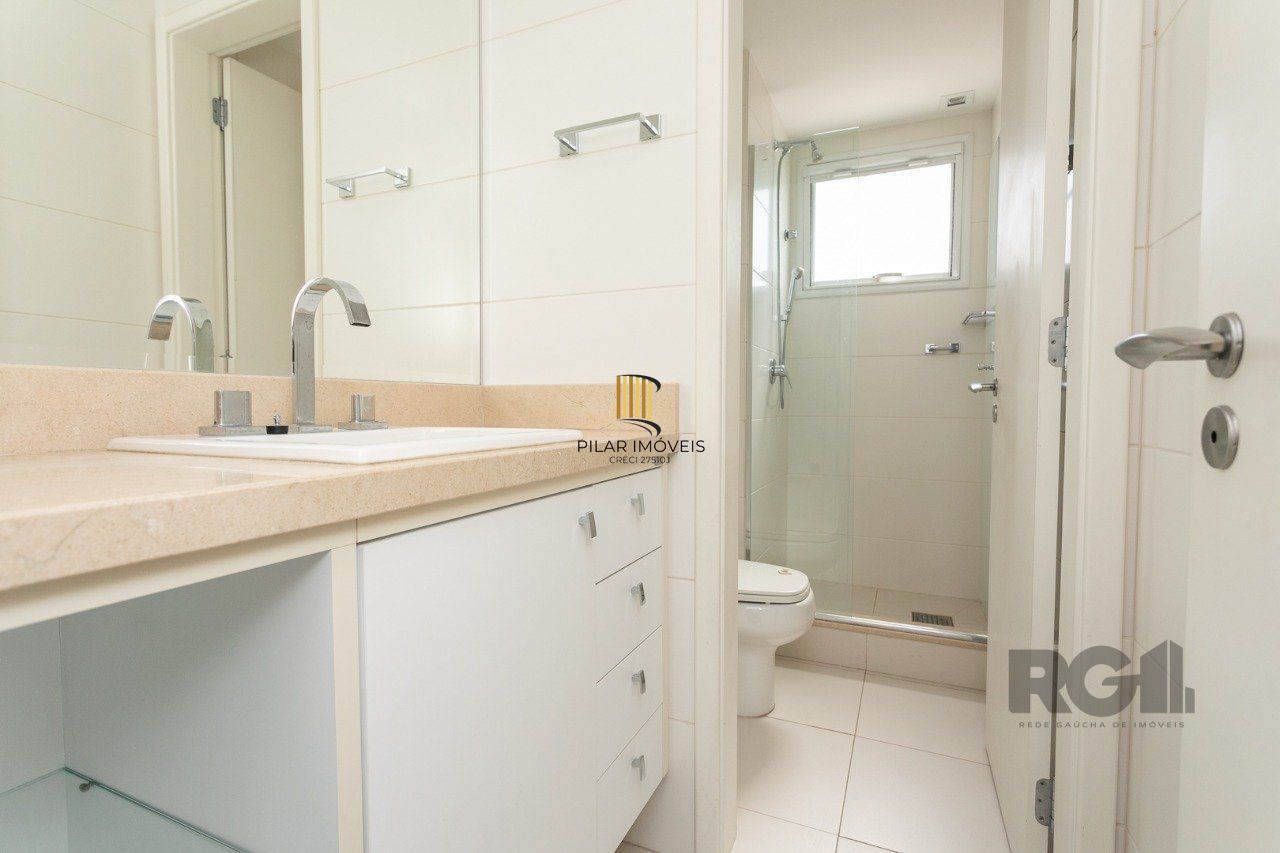 Apartamento semimobiliado e decorado no bairro Auxiliadora, com 91 m²