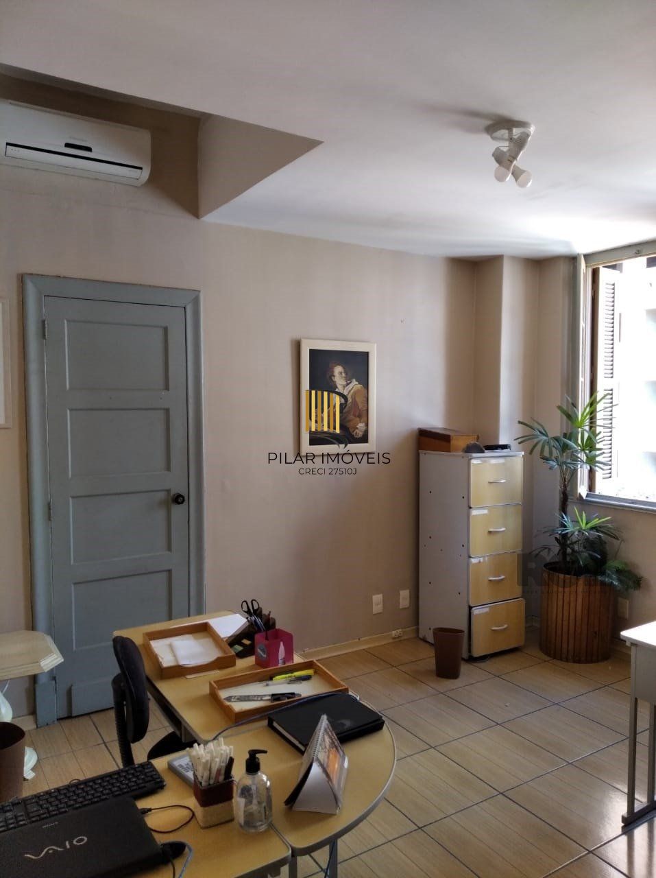Vende sala com excelente localização próximo do Mercado Público, frente, andar alto. Condomínio oferece: Portaria em horário comercial, elevadores e câmeras de vigilância.
