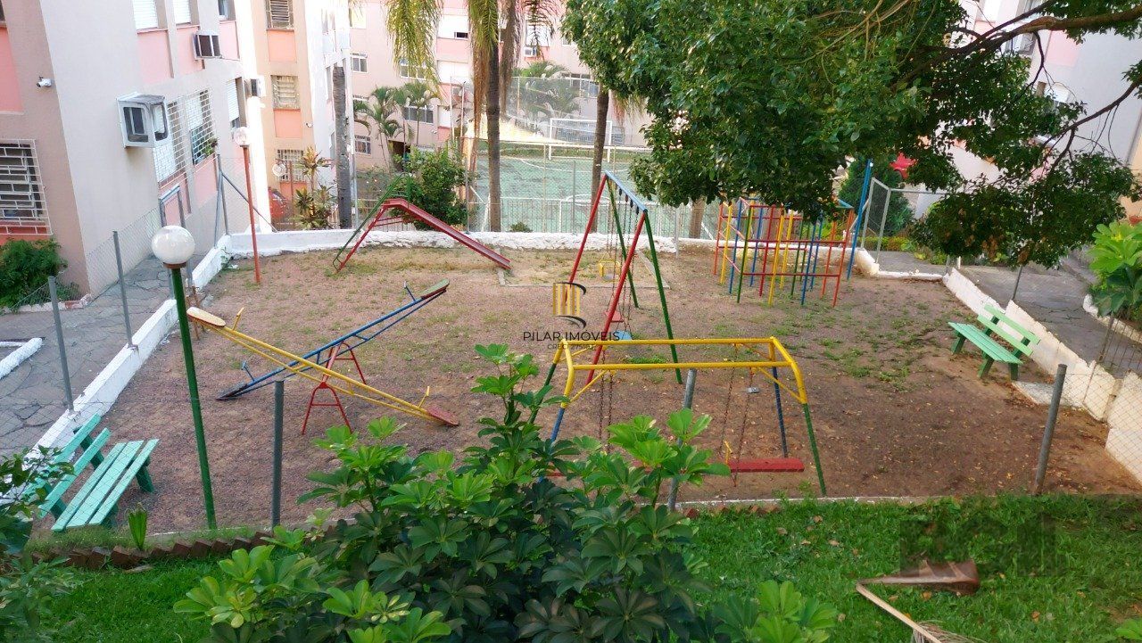 Apartamento de dois dormitórios com uma vaga de garagem no bairro Cristal em Porto Alegre.