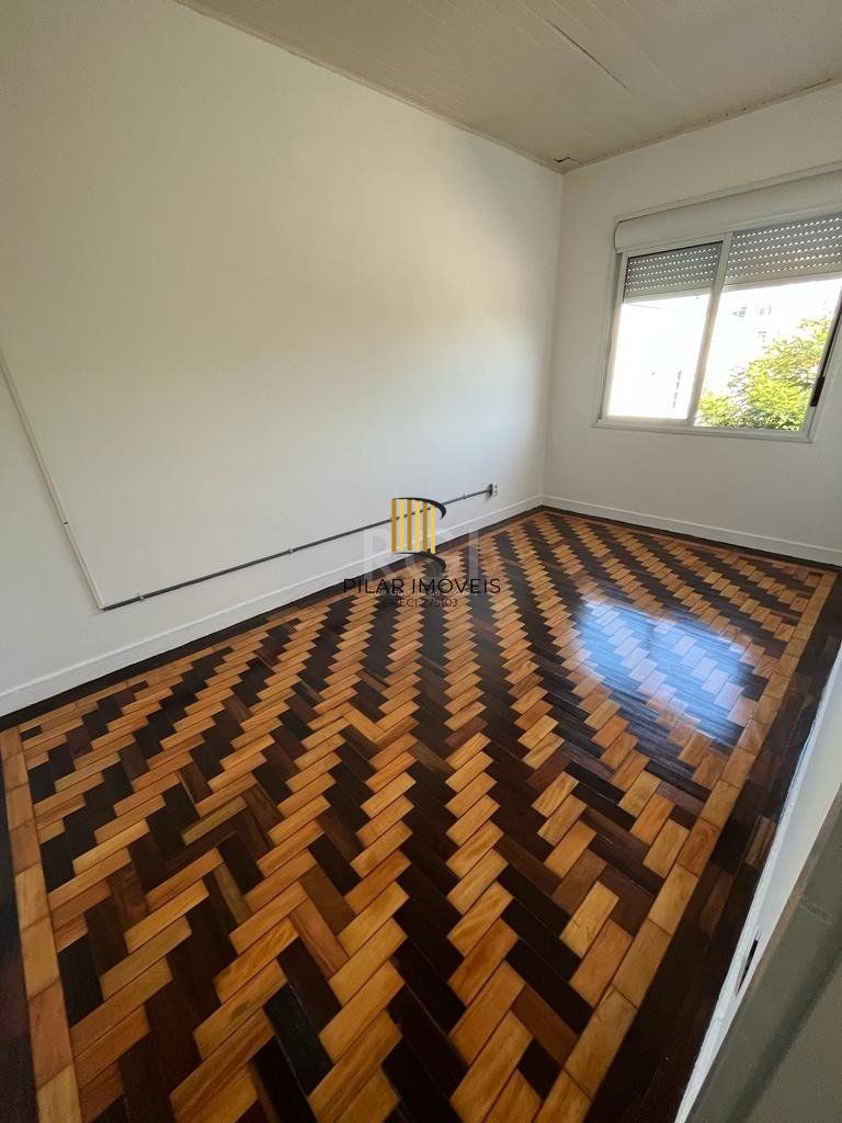 Apartamento de dois dormitórios, banheiro e sala no bairro da Azenha em Porto Alegre.