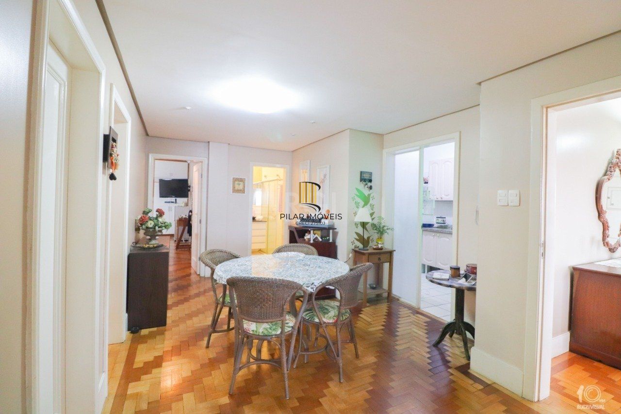 Apartamento á venda com 3 dormitórios com 1 suíte com sacada + 2 sacadas na sala e living, 233,85M²  e 1 vaga de garagem escriturada e coberta, no Bairro Independência em Porto Alegre.