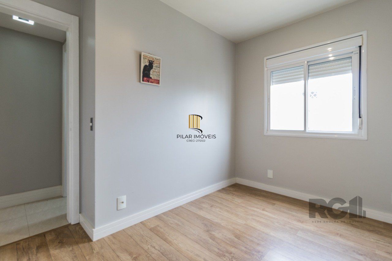   Excelente apartamento semi mobiliado de 3 quartos (dormitórios) transformados em 2 quartos, suíte, churrasqueira e 2 vagas de garagem no bairro Jardim Carvalho em Porto Alegre.