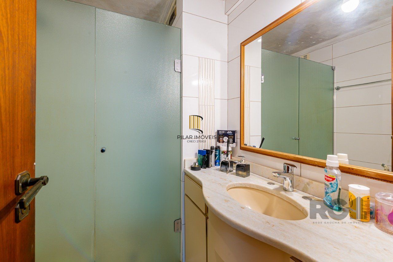 Apartamento de três quartos, suíte e uma vaga de garagem no bairro Petrópolis em Porto Alegre.