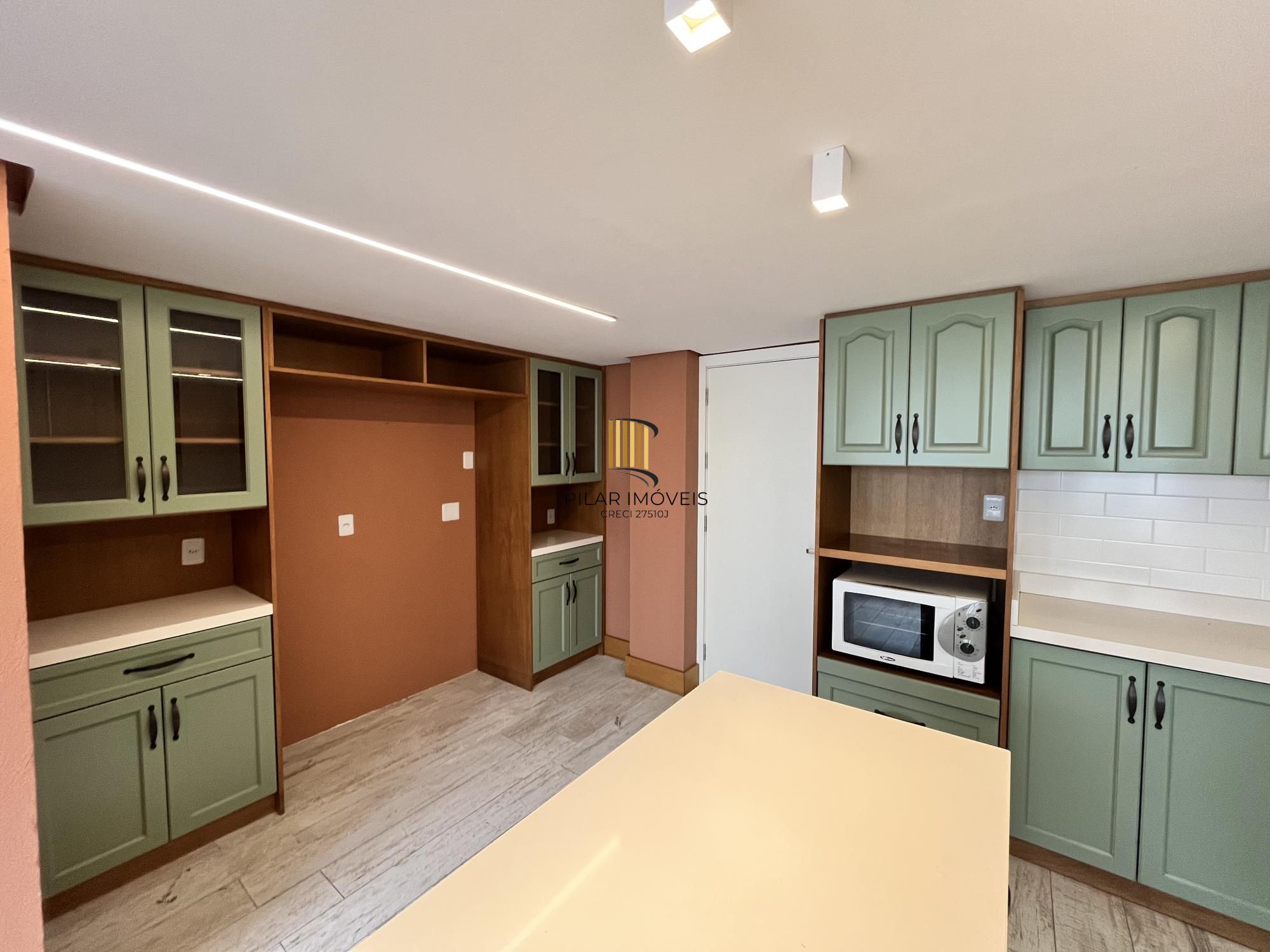 Apartamento de 4 quartos, suíte, amplo closet, dependência e 2 vagas de garagem