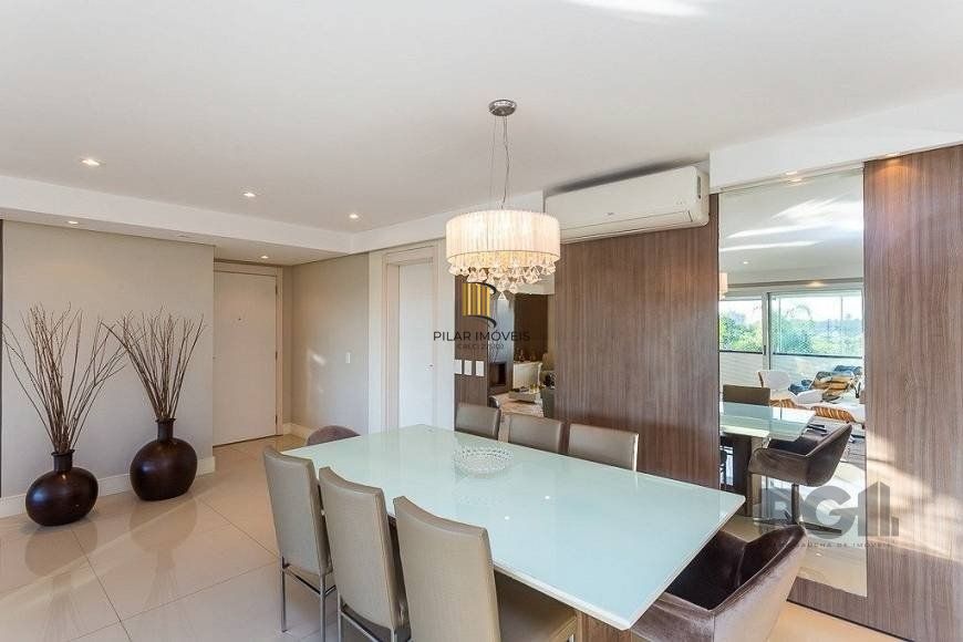 Excelente apartamento, finamente decorado e mobiliado, excelente iluminação, possuindo 03 dormitórios e 03 suites, sendo 01 master