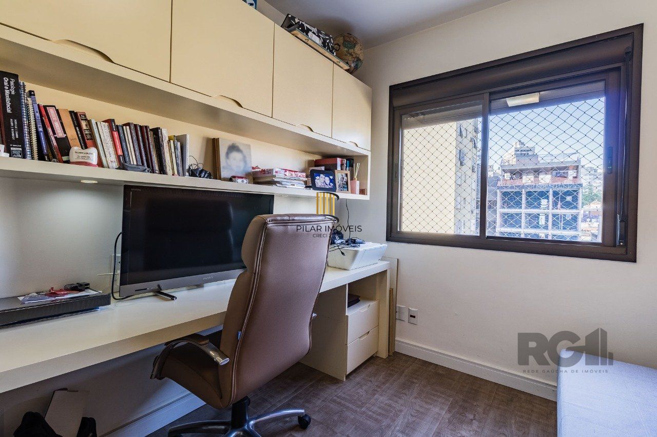 Apartamento de três quartos, suíte e duas vagas de garagem no bairro Rio Branco em Porto Alegre.