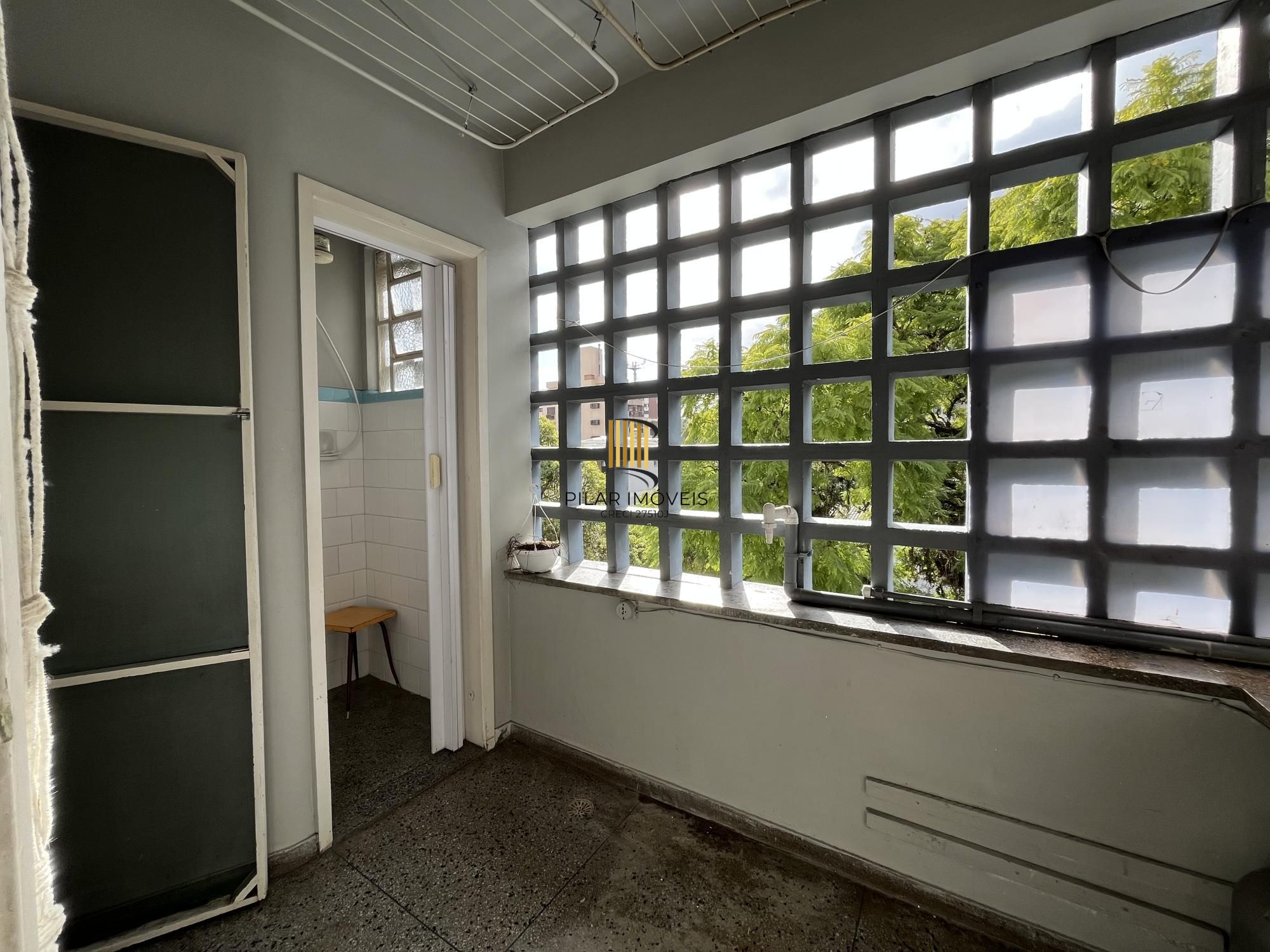 Apartamento de dois quartos e uma vaga de garagem no bairro Auxiliadora em POA