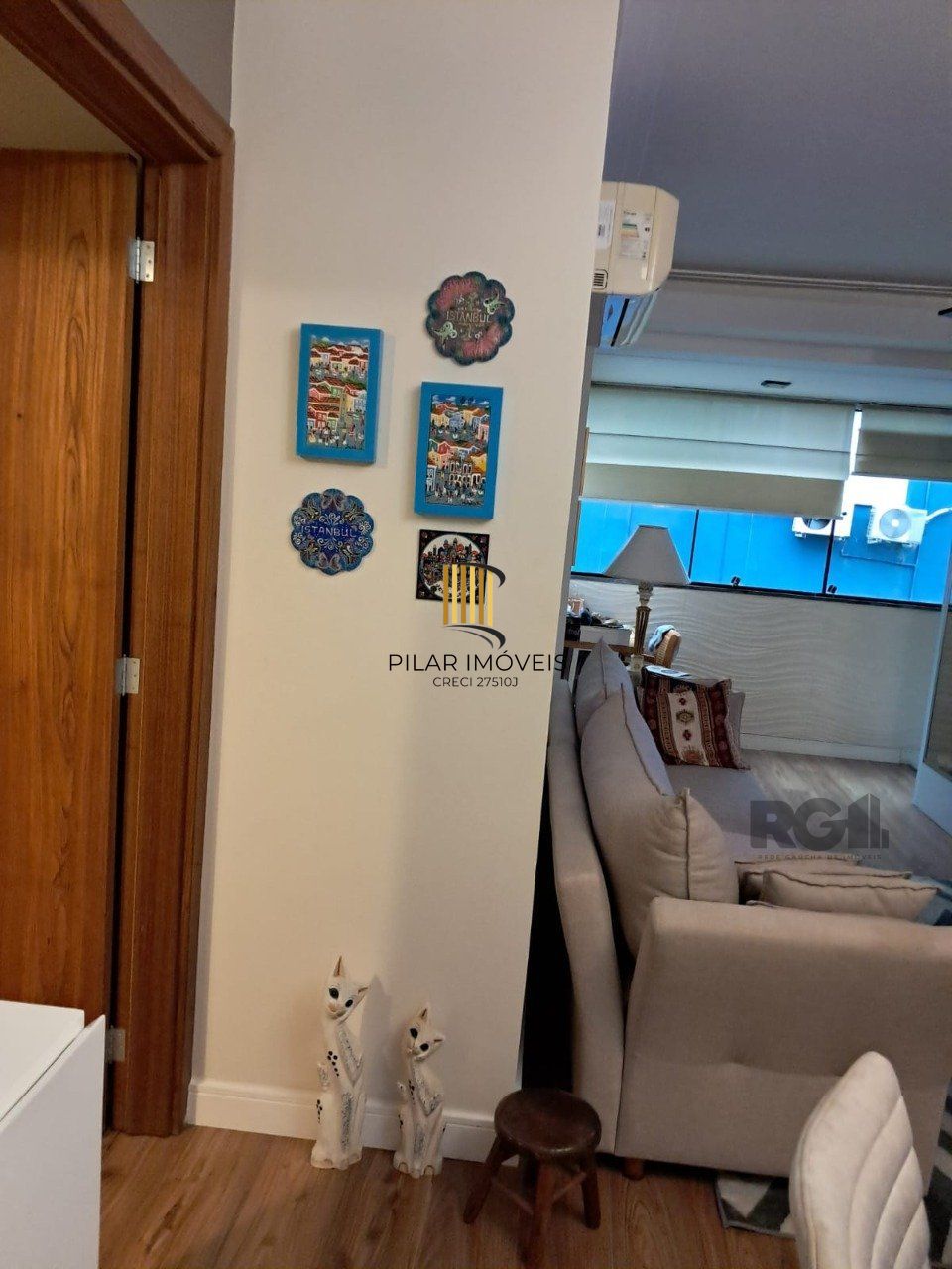 Apartamento de dois quartos, suíte e uma vaga de garagem no bairro Santana em Porto Alegre.