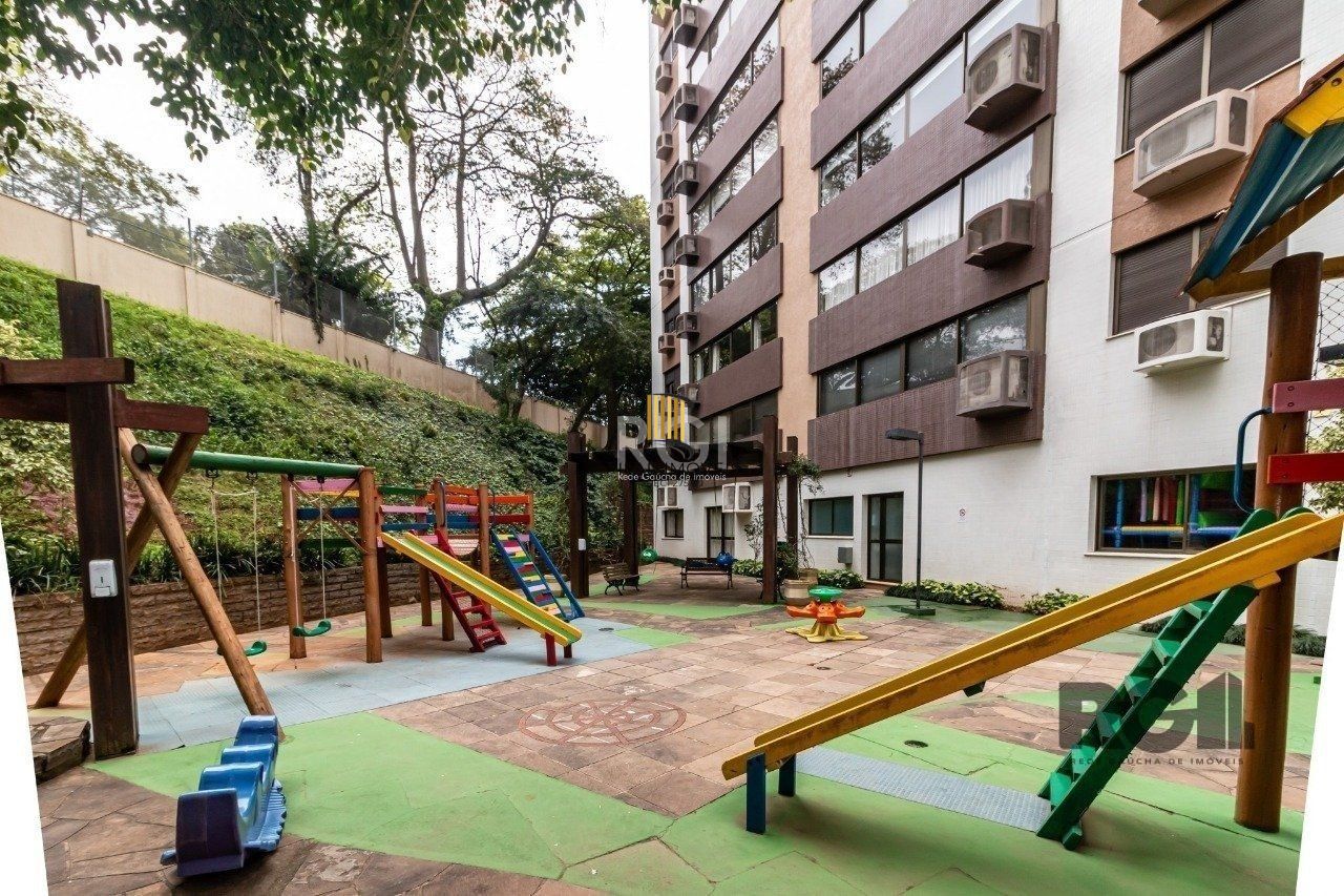 Apartamento de três dormitórios, suíte e duas vagas de garagem no bairro Higienópolis em Porto Alegre.