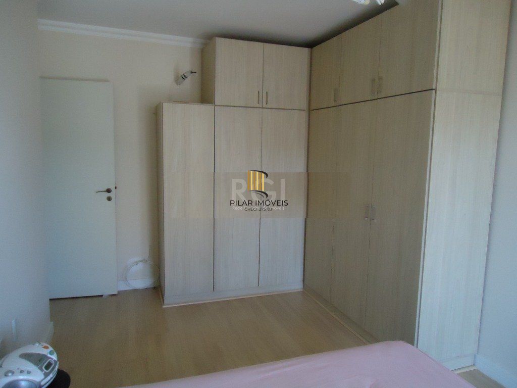 Apartamento de três dormitórios no bairro Independência em Porto Alegre. 