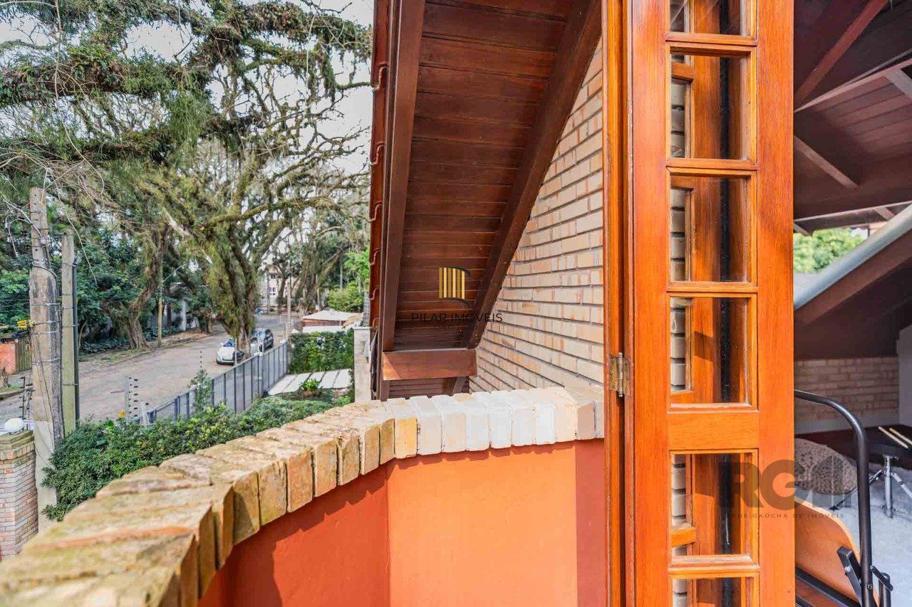 Casa em condomínio fechado, 3 dormitórios, suíte e duas vagas de garagem