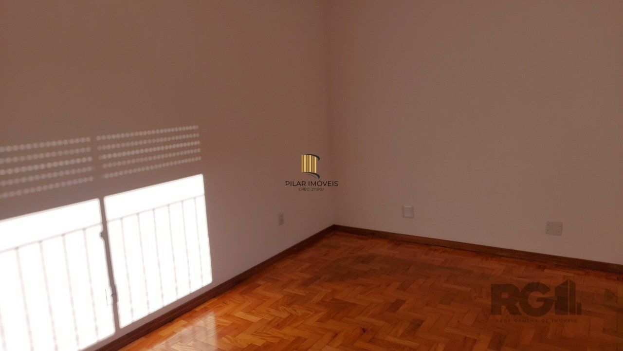 Apartamento de dois dormitórios com uma vaga de garagem no bairro Cristal em Porto Alegre.