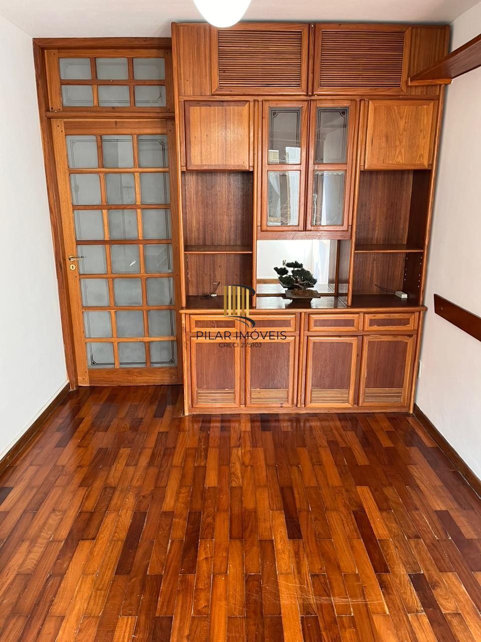 Apartamento de dois quartos e uma vaga de garagem no bairro Petrópolis em POA/RS