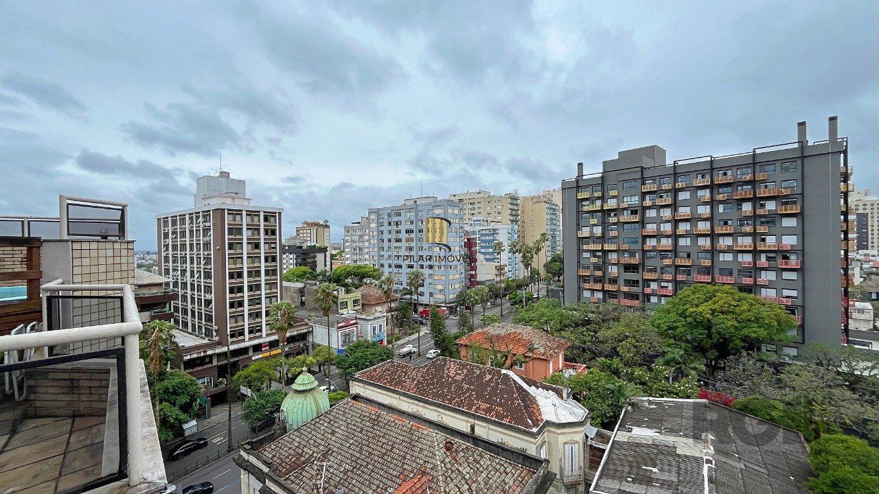 Cobertura de 1 dormitório com uma vaga de garagem no bairro Independência em Porto Alegre