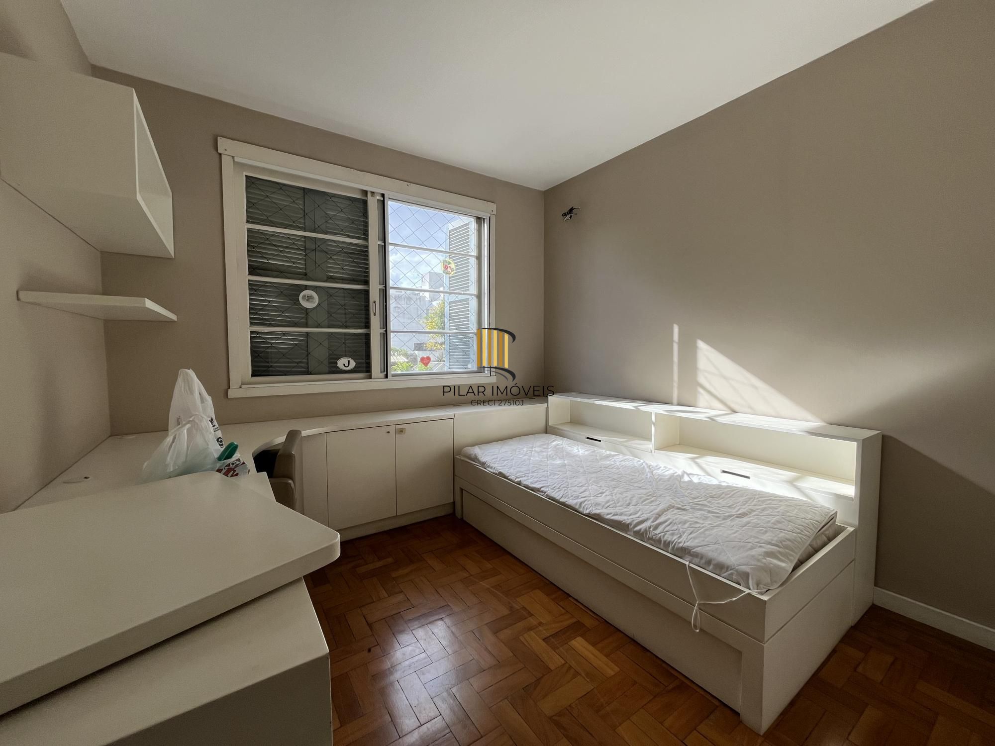 Apartamento de dois quartos e uma vaga de garagem no bairro Auxiliadora em POA