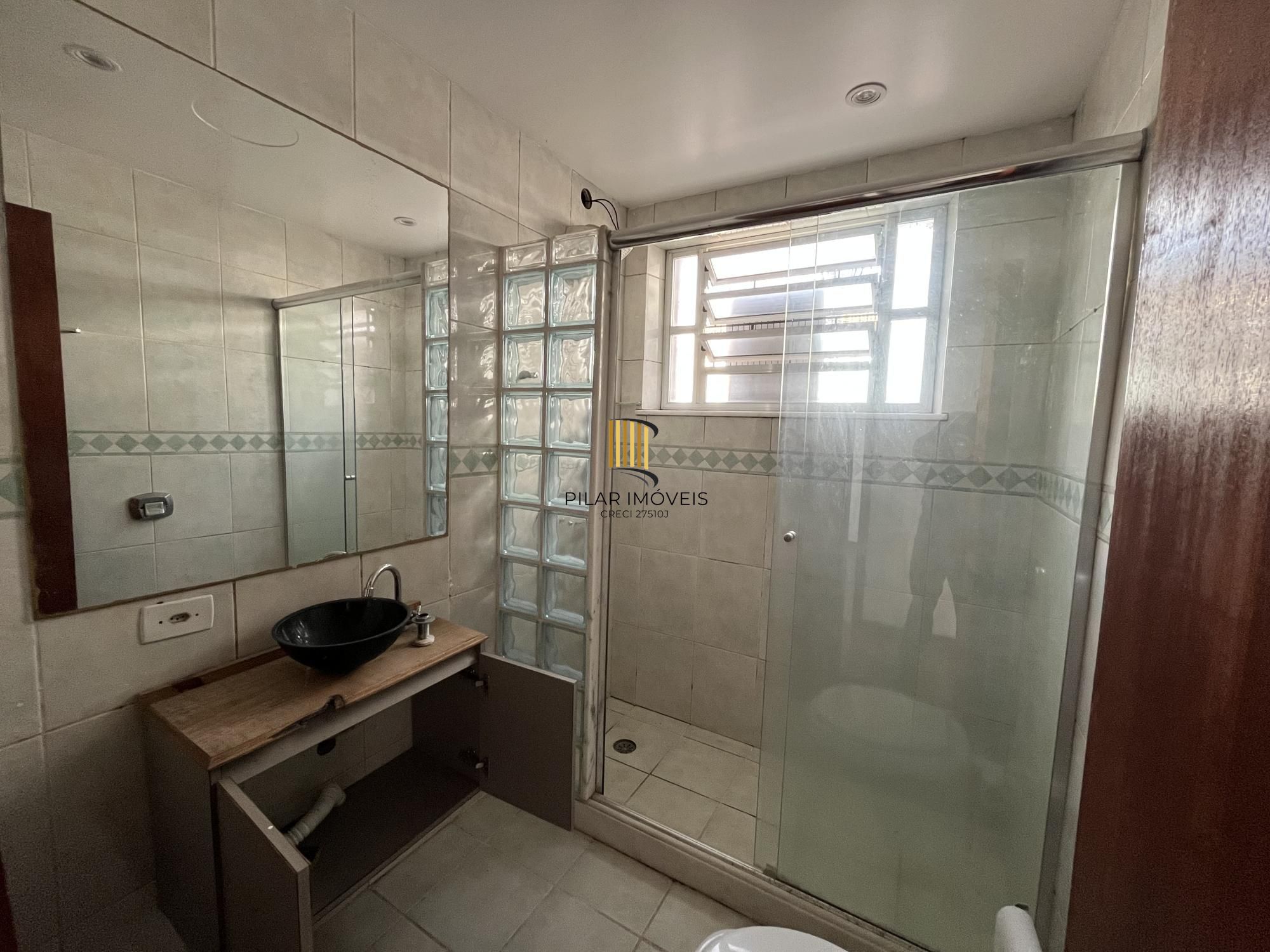 Apartamento térreo de 2 quartos no bairro Menino Deus em Porto Alegre
